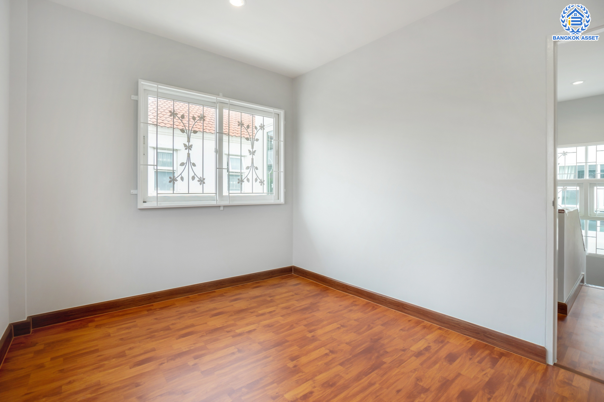 บ้านแฝดมือสองนนทบุรี ตรงข้ามสนามบินดอนเมือง ม.ศุภาลัยวิลล์ หลักสี่-ดอนเมือง หลังมุม เนื้อที่ 35.3 ตร.ว. ฟังก์ชัน 3 ห้องนอน 2 ห้องน้ำ 2 ที่จอดรถ บ้านสวยพร้อมเข้าอยู่ บนทำเลดีที่สุด! เชื่อมต่อหลายเส้นทาง ได้แก่ ถนนกำแพงเพชร6, ถนนวิภาวดีรังสิต, ถนนแจ้งวัฒนะ, ถนนสรงประภา ใกล้ทางด่วน อุตราภิมุข และรถไฟฟ้าสายสีแดง "สถานีสนามบินดอนเมือง"